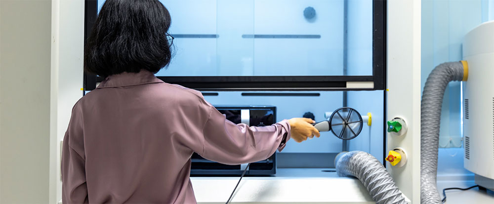 استانداردها و توصیه‌ها برای سرعت جریان هوا در هود شیمیایی